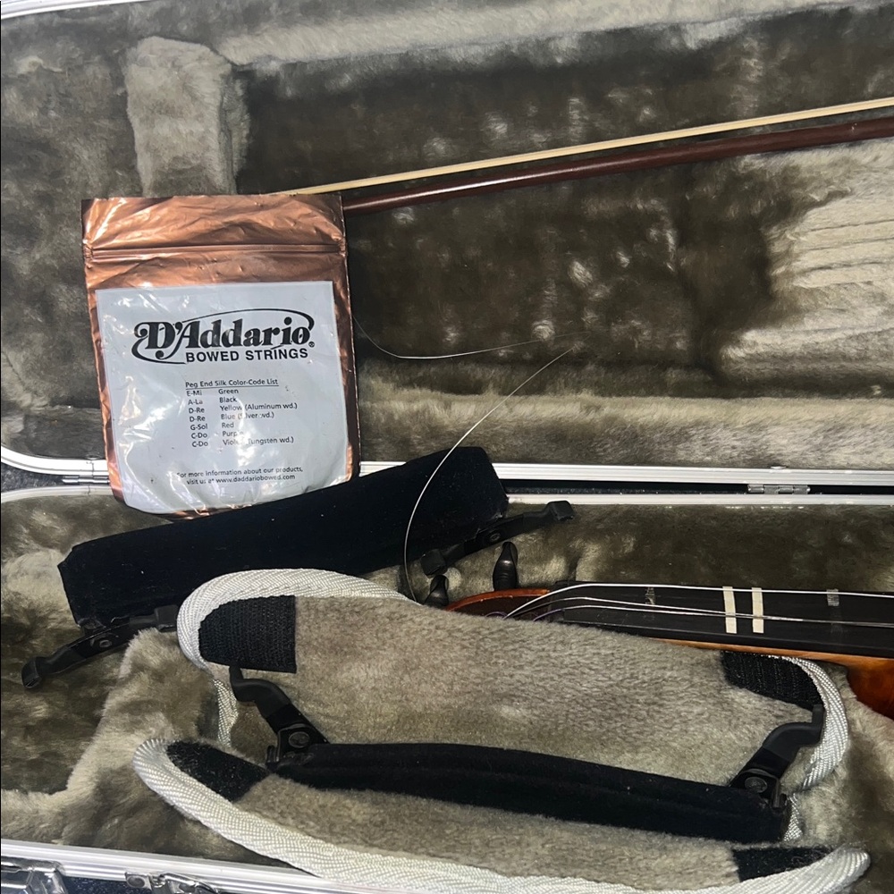 Elegant Brown 2004 Yamaha V7 size 4/4 Violin with Case - Picture 5 of 8